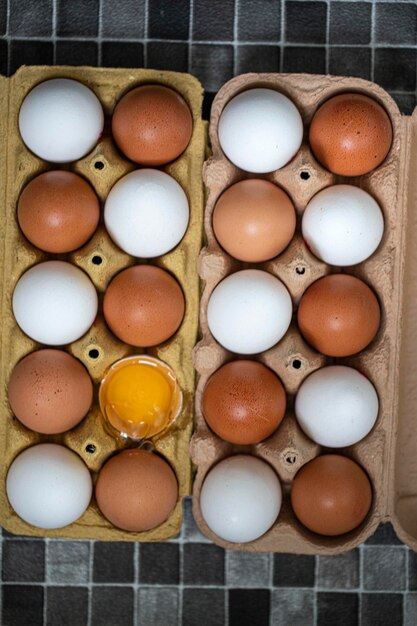 Foto vista ad alto angolo delle uova sul pavimento piastrellato