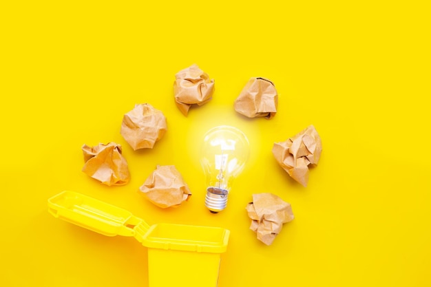 Photo high angle view of eggs in yellow background