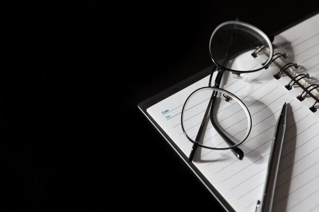 Photo high angle view of electric lamp against black background