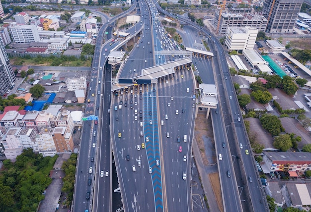 都市の高架道路の高角度の景色
