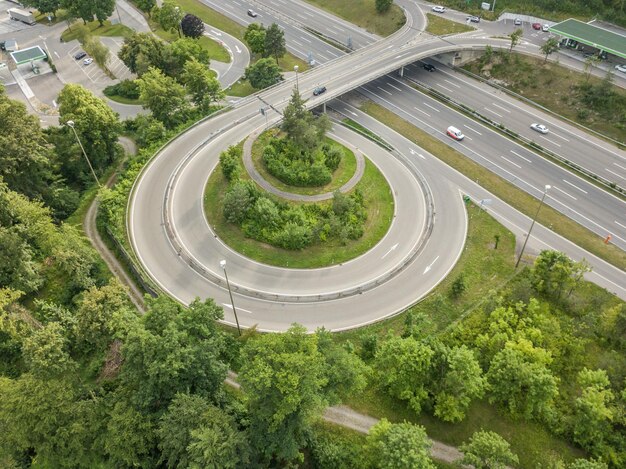 Foto vista ad alta angolazione delle strade elevate dagli alberi in città