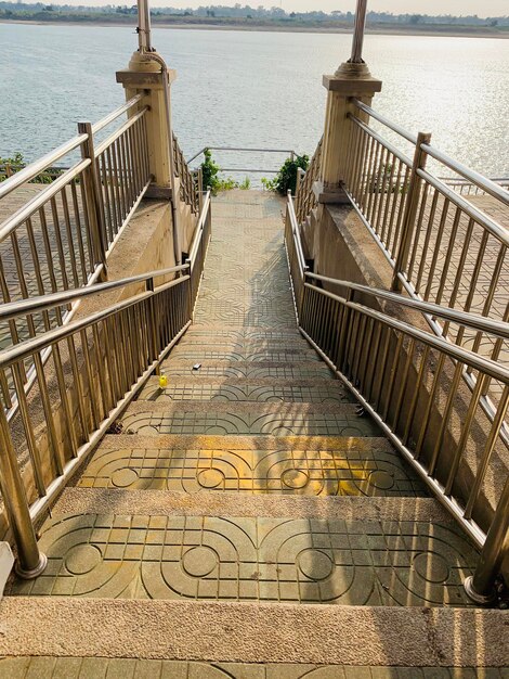 Photo high angle view of empty benches by sea