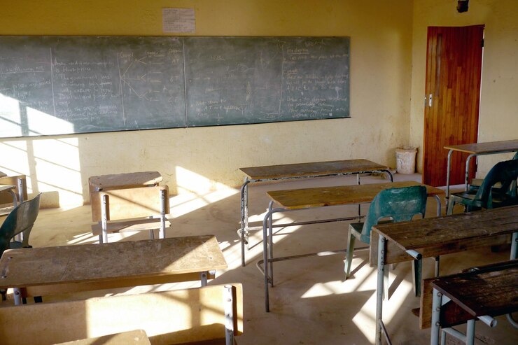 Photo high angle view of empty benches in classroom