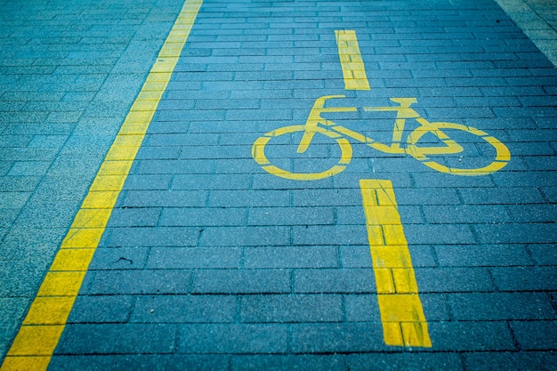 Photo high angle view of empty bicycle lane