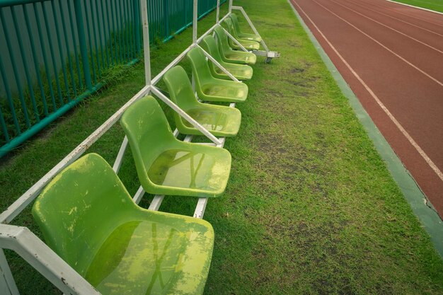 Photo high angle view of empty chairs on field