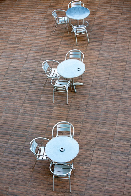 Foto vista ad alta angolazione di sedie e tavoli vuoti in un caffè