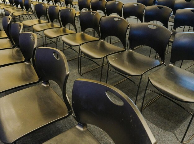 Photo high angle view of empty chairs