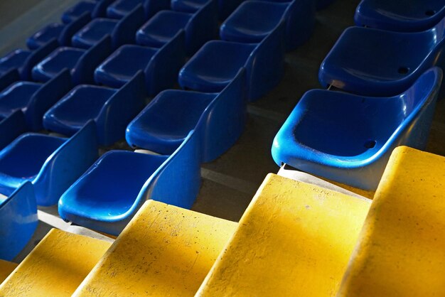 Photo high angle view of empty chairs