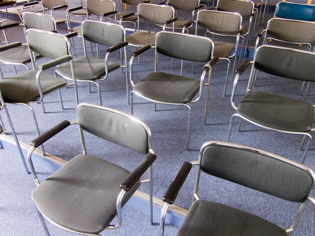 Photo high angle view of empty chairs