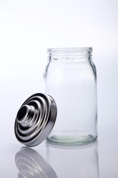 Photo high angle view of empty glass container with lid on white background