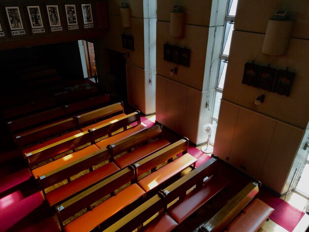 Photo high angle view of empty seats in building