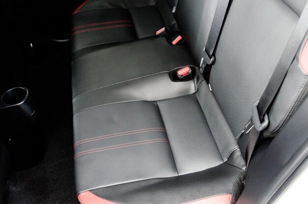 Высокоугольный вид пустых сидений в автомобиле