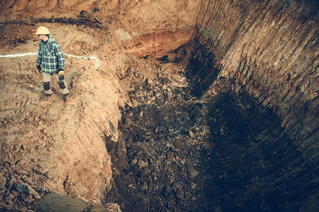 Photo high angle view of engineer standing on rock