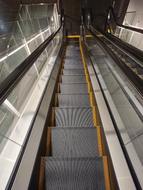 地下鉄駅のエスカレーターの高角度のビュー
