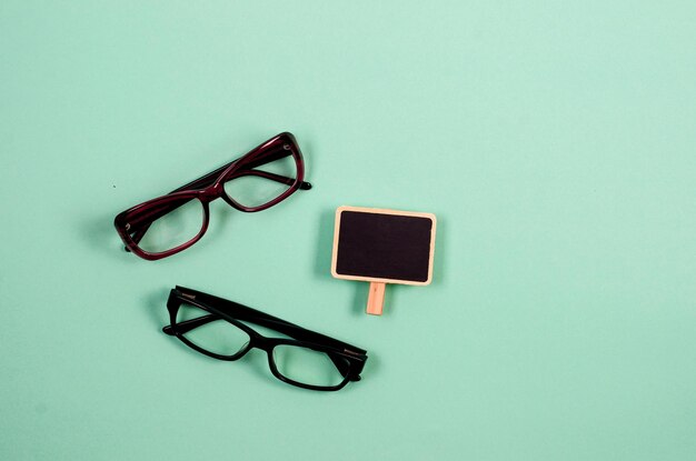 Photo high angle view of eyeglasses on blue background