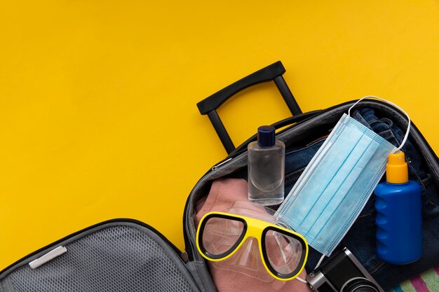 Photo high angle view of eyeglasses on table against yellow background