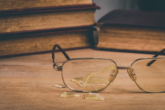 Photo high angle view of eyeglasses on table at home