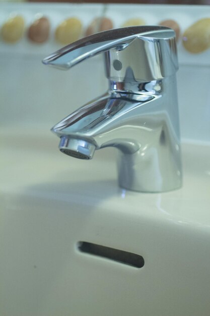 Photo high angle view of faucet on table