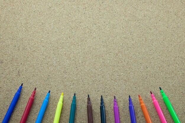 Photo high angle view of felt tip pens on table