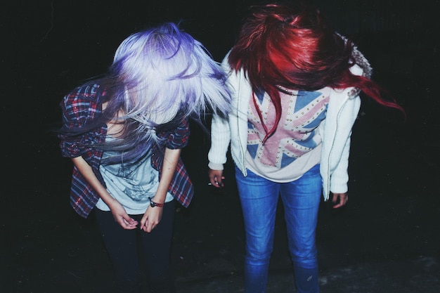 Photo high angle view of female friends with dyed hair at night