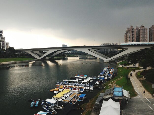 Photo high angle view of ferry boats moored in tamsui river