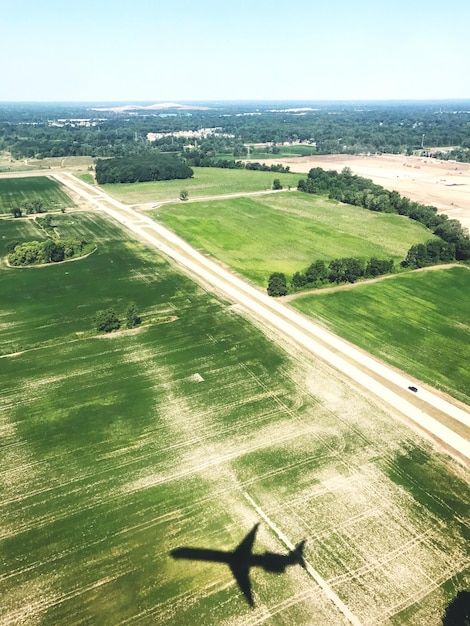 Foto vista ad alto angolo del campo contro un cielo limpido