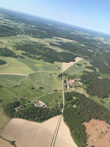 Foto vista ad alto angolo del campo contro il cielo