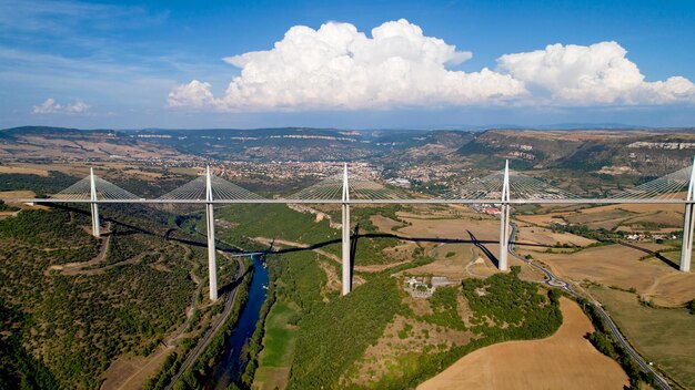 Foto vista ad alto angolo del campo contro il cielo