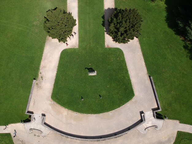 Foto vista ad alto angolo del campo in mezzo al sentiero al parco