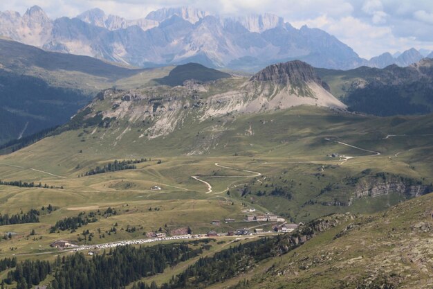 Foto vista ad alto angolo del campo e delle montagne contro il cielo