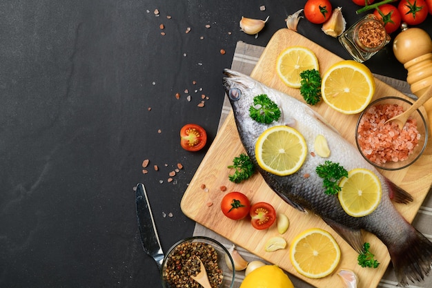 Foto vista ad alto angolo del pesce e degli ingredienti sulla tavola