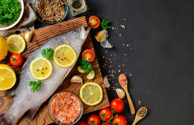 Foto vista ad alta angolazione del pesce e degli ingredienti sulla tavola