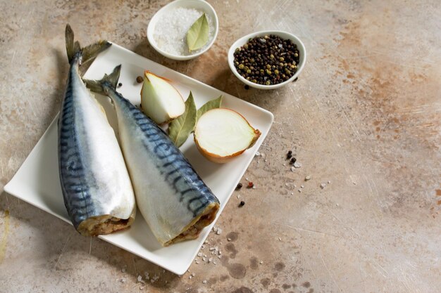 Photo high angle view of fish in plate on table