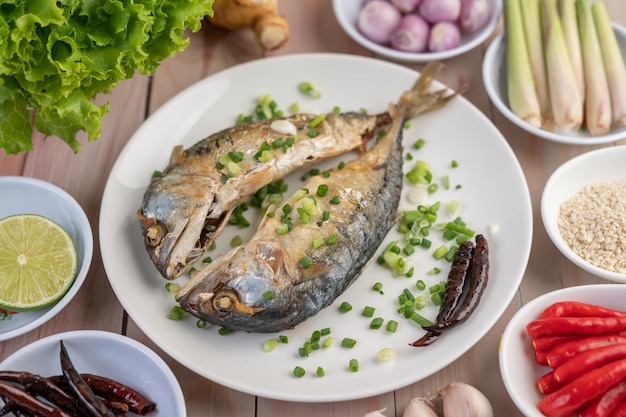 Photo high angle view of fish in plate on table