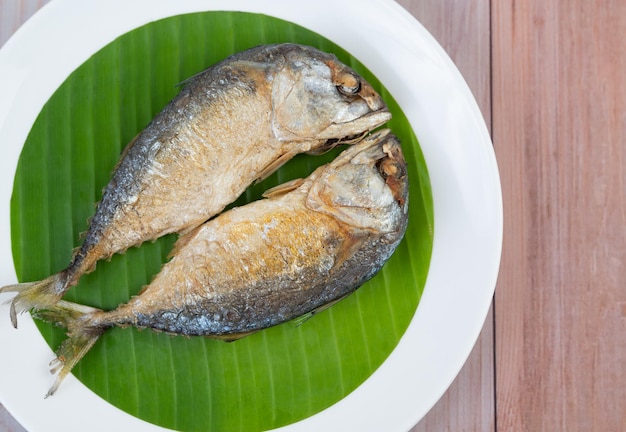 Photo high angle view of fish in plate on table