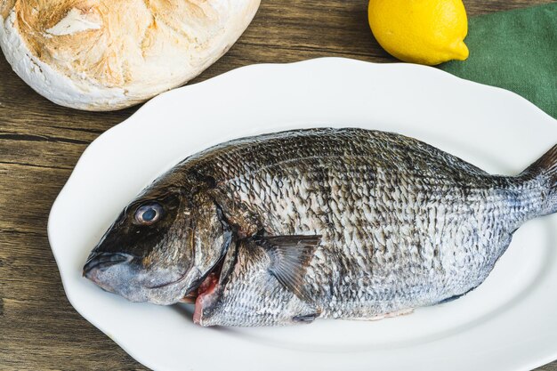 Высокоугольный вид рыбы на тарелке