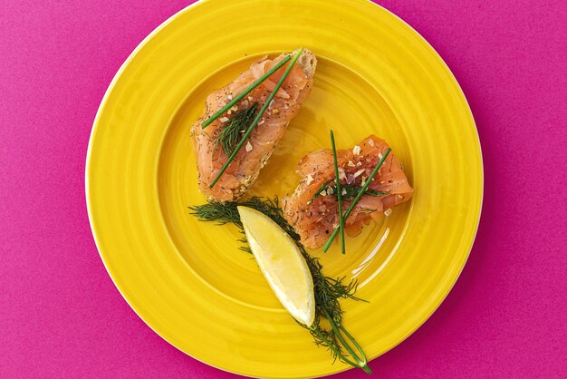 Foto vista ad alta angolazione del pesce sul piatto