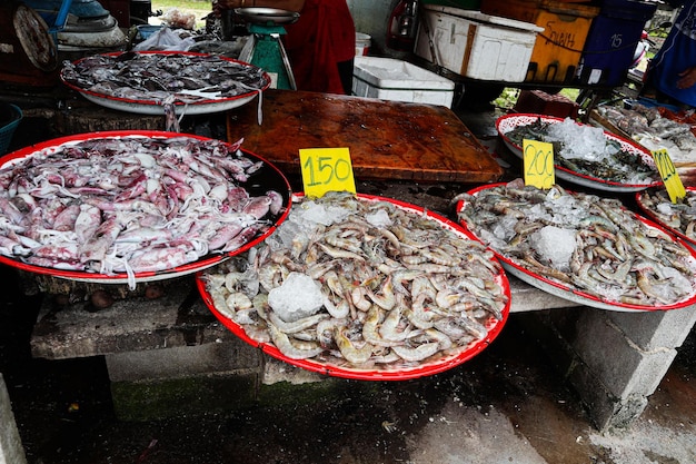 Foto vista ad alto angolo del pesce in vendita alla bancarella del mercato