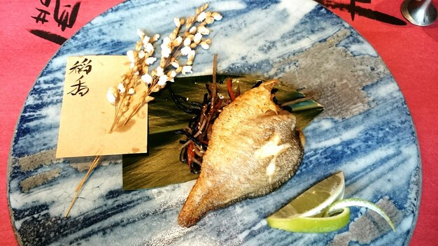 Photo high angle view of fish served in plate on table