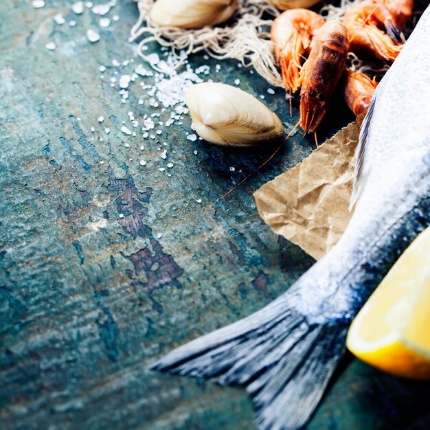 Foto vista ad alto angolo del pesce su tavola