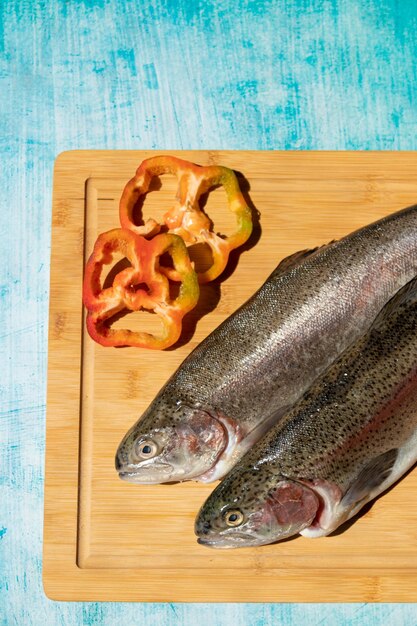 Foto vista ad alto angolo del pesce su tavola