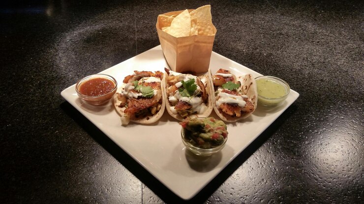 फोटो high angle view of fish tacos served on table