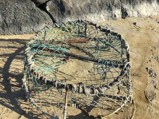 Высокоугольный вид рыболовной сети на пляже