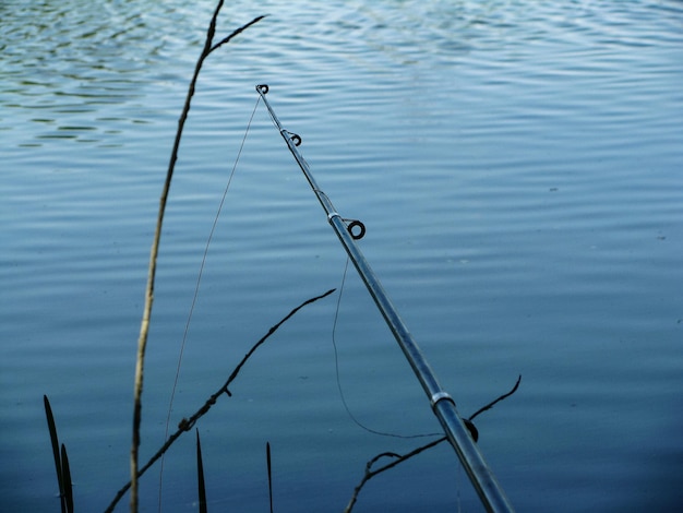 Foto vista ad alto angolo della canna da pesca nel lago