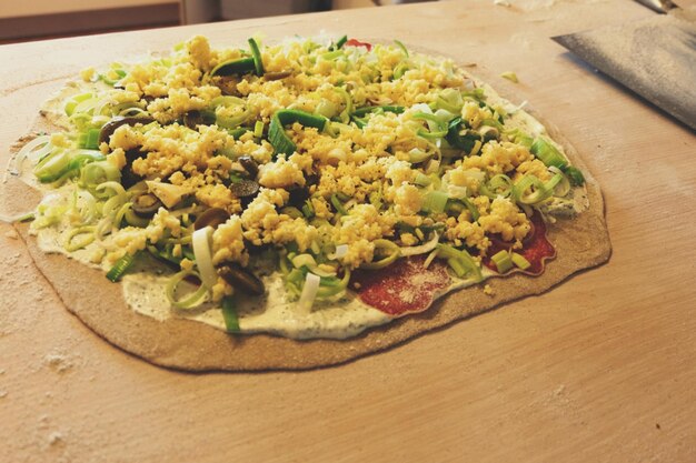 Foto vista ad alta angolazione della pizza al pane piatto sul tavolo