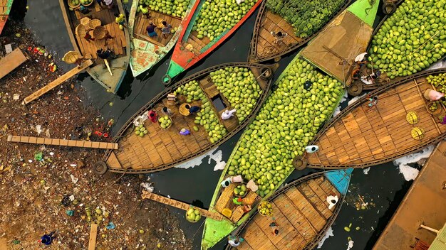 Foto vista ad alto angolo del mercato galleggiante in bangladesh