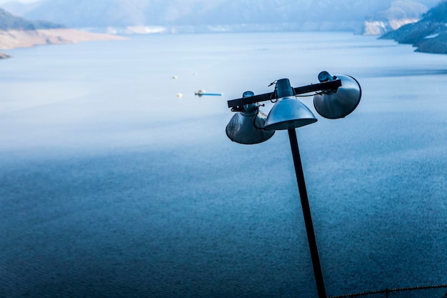 Foto vista ad alto angolo del proiettore contro il lago