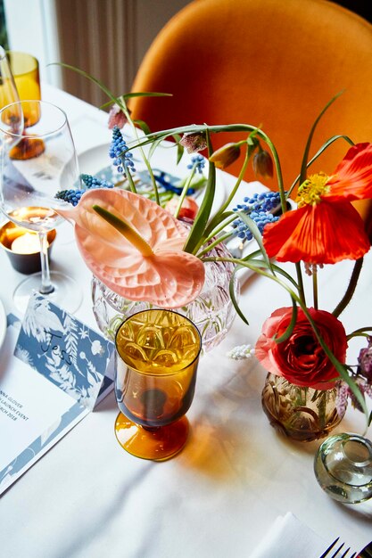 Photo high angle view of flower vases on dining table