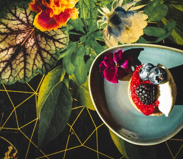 Photo high angle view of flowering plant on table