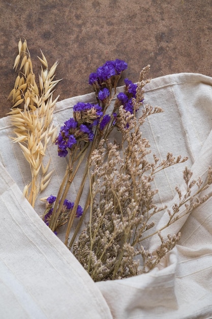 Foto vista ad alta angolazione dei fiori sul panno al tavolo